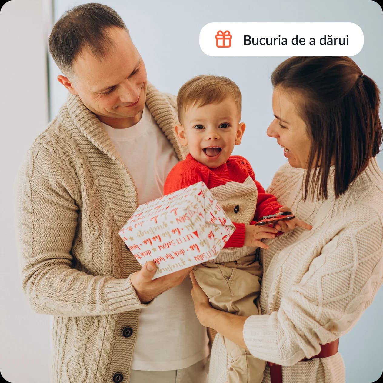 O familie fericita daruind cadou personalizat